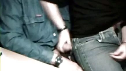 Thổ nhĩ nung lon ra nuoc kỳ Findik trong kính tiềm vọng