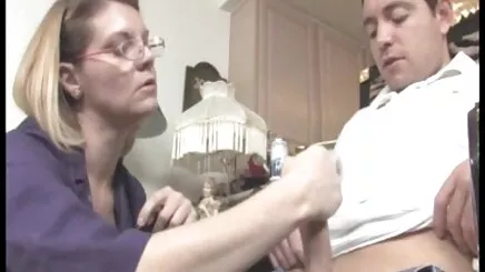 Cô ấy trưng bày ở thủ dâm đẹp cuối đường