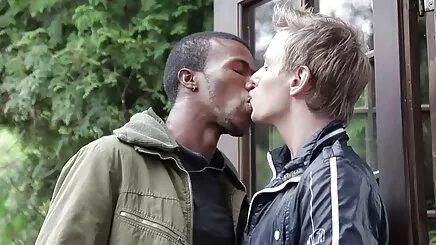 Mẹ gái xinh thủ dâm chảy nước