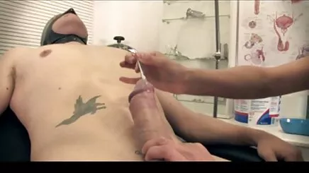 Mỹ la tinh thiếu 4 uống từ sua. gai tu moc lon