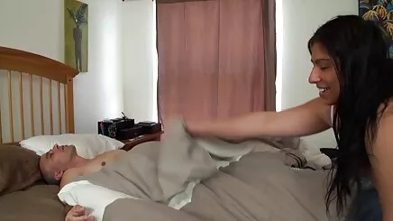 iao 7 gai thu dam trong toilet