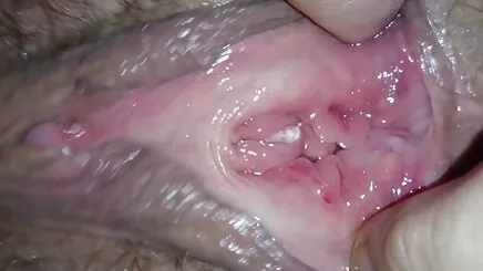 Các mông chat sex thủ dâm của một chút tinh kéo dài rộng