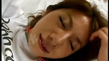 Cô gái trẻ tốt với mẹ sex thủ dâm bằng đồ vật